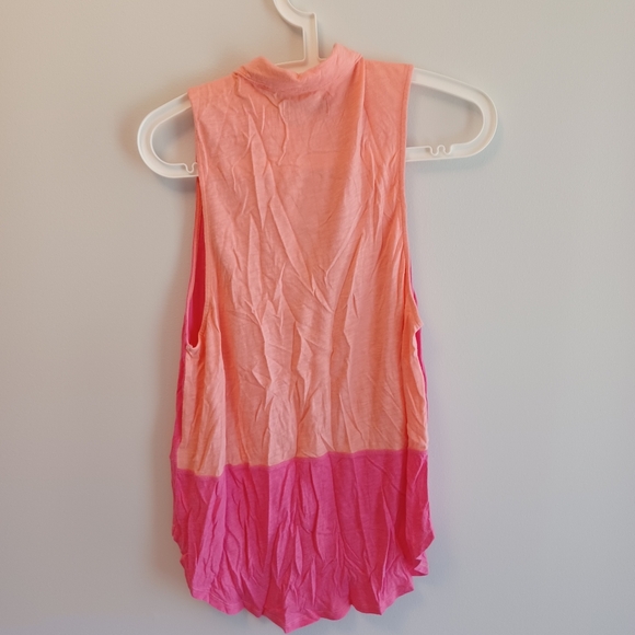 Hollister - Picture 2 of 4